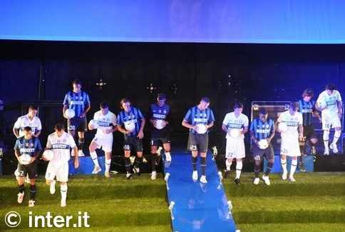 Az Inter 2009/2010-es mezének bemutatása